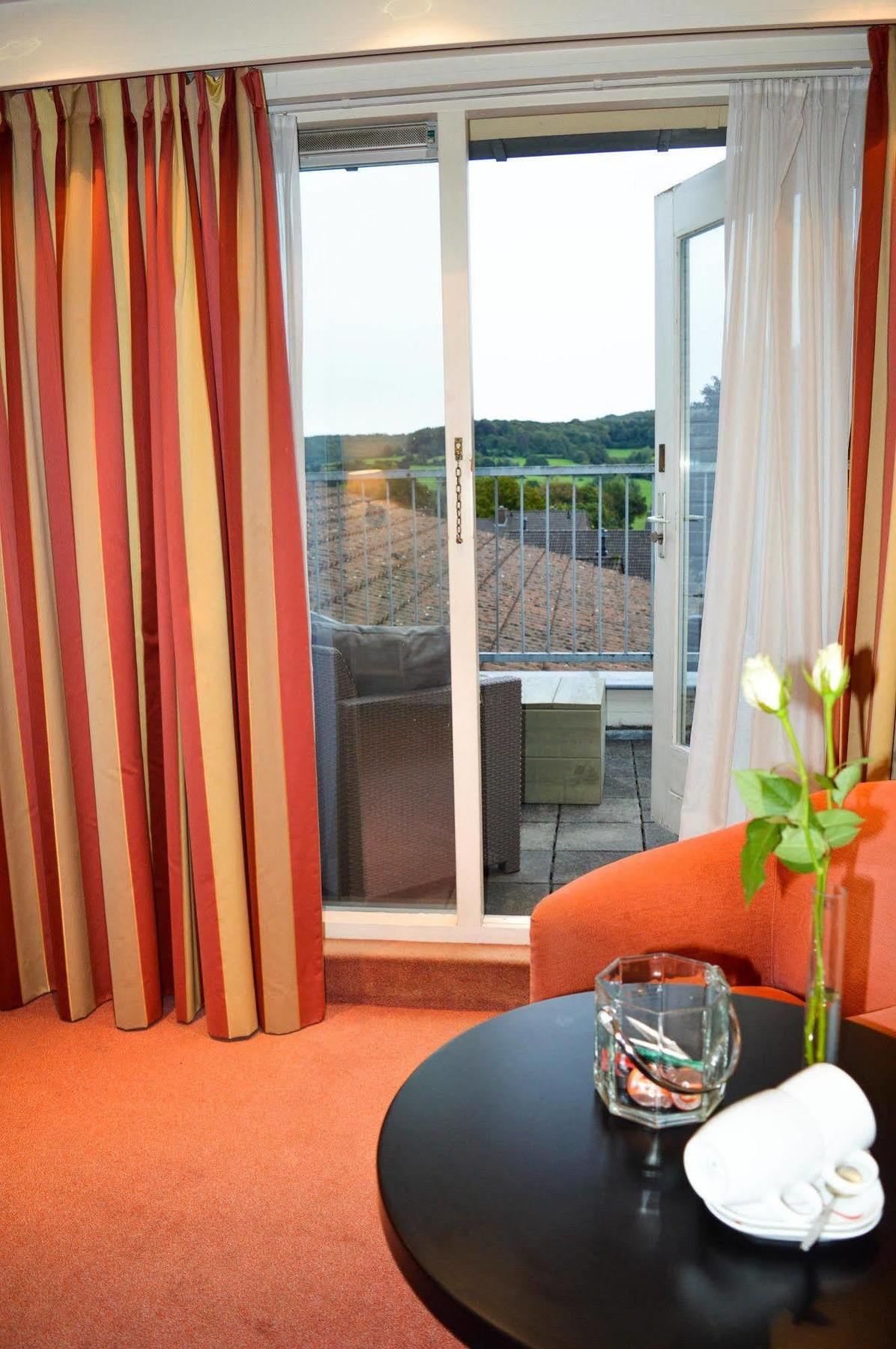 Js Hotel 埃彭 外观 照片