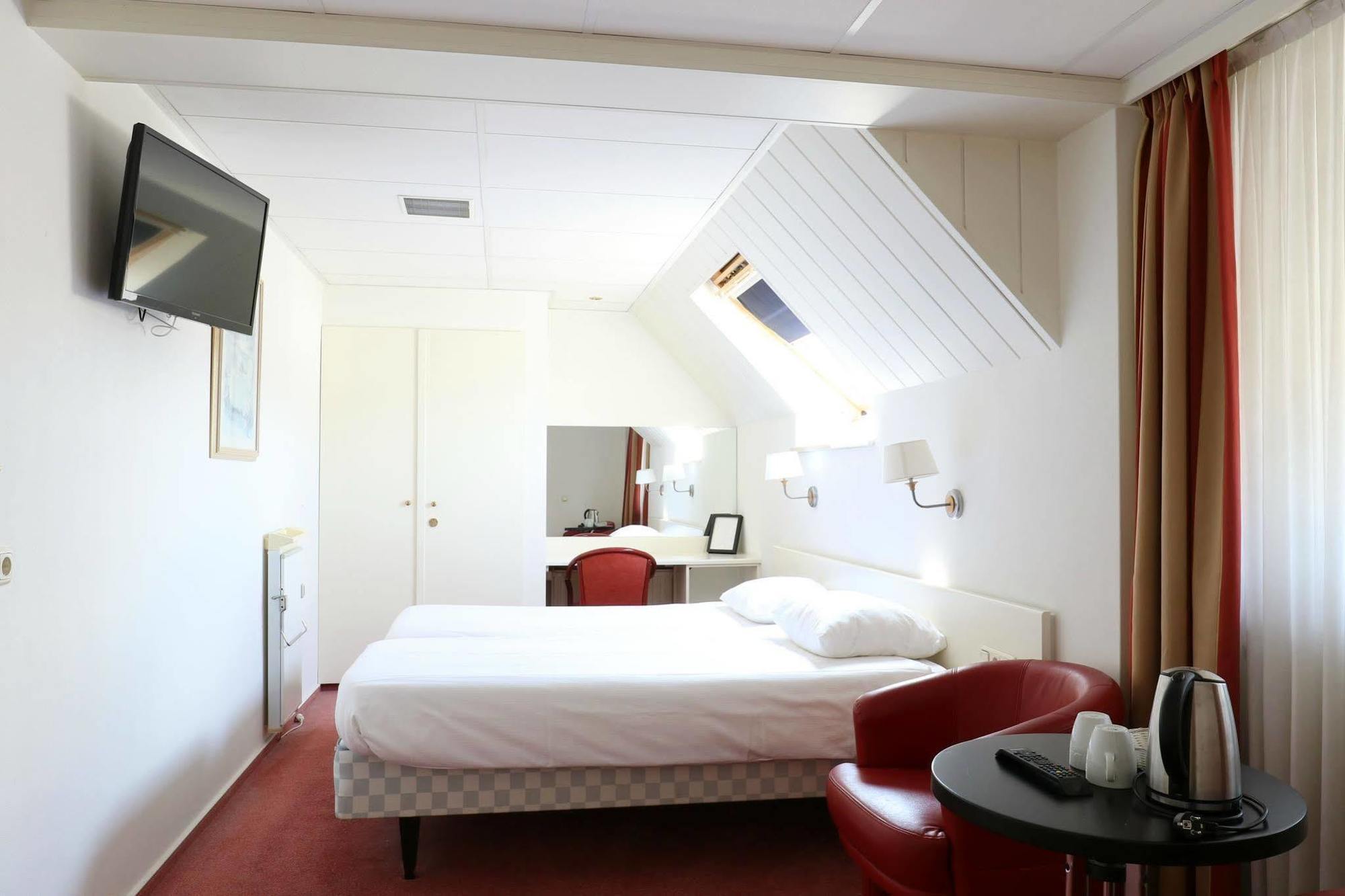 Js Hotel 埃彭 外观 照片