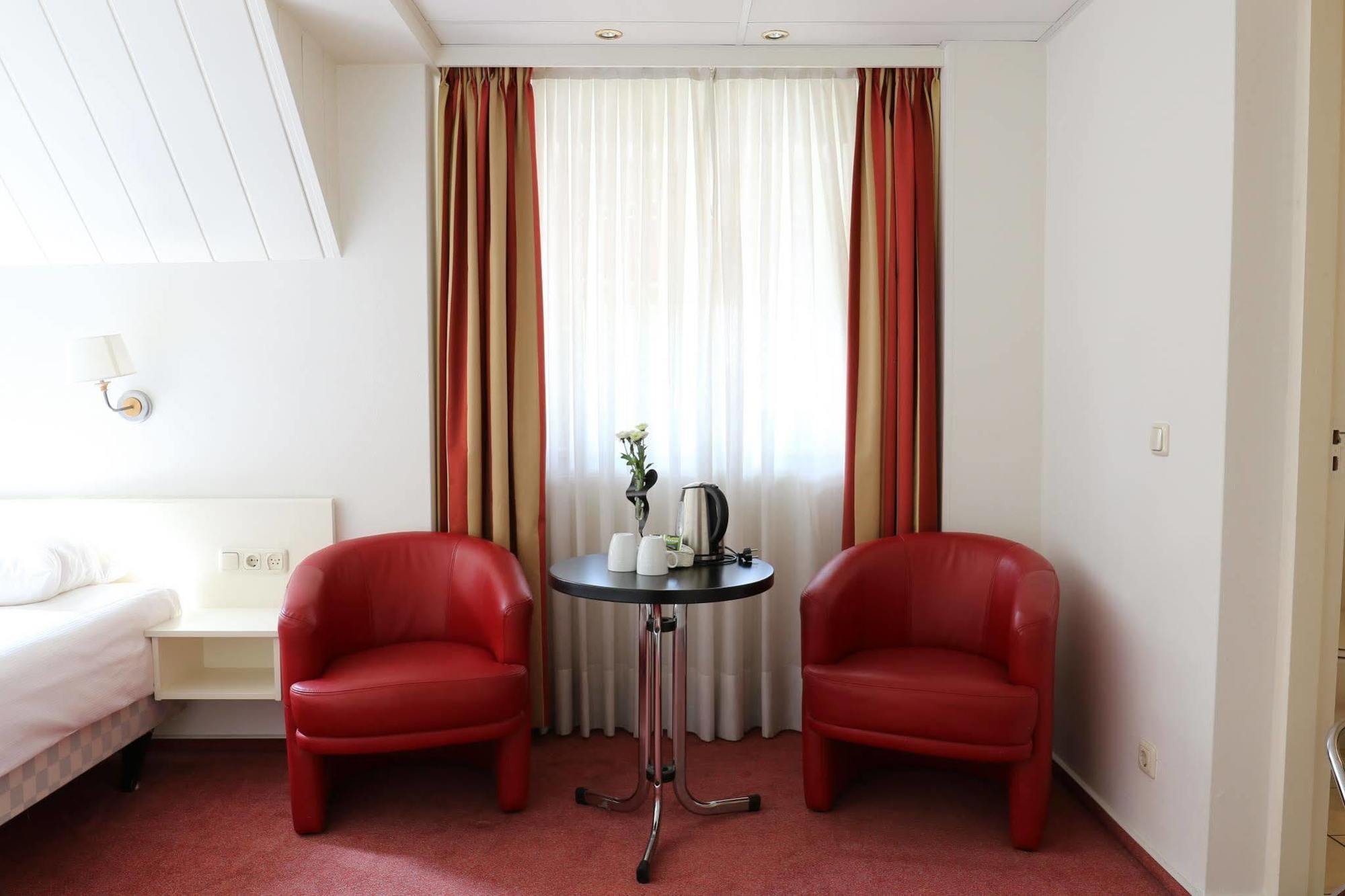 Js Hotel 埃彭 外观 照片